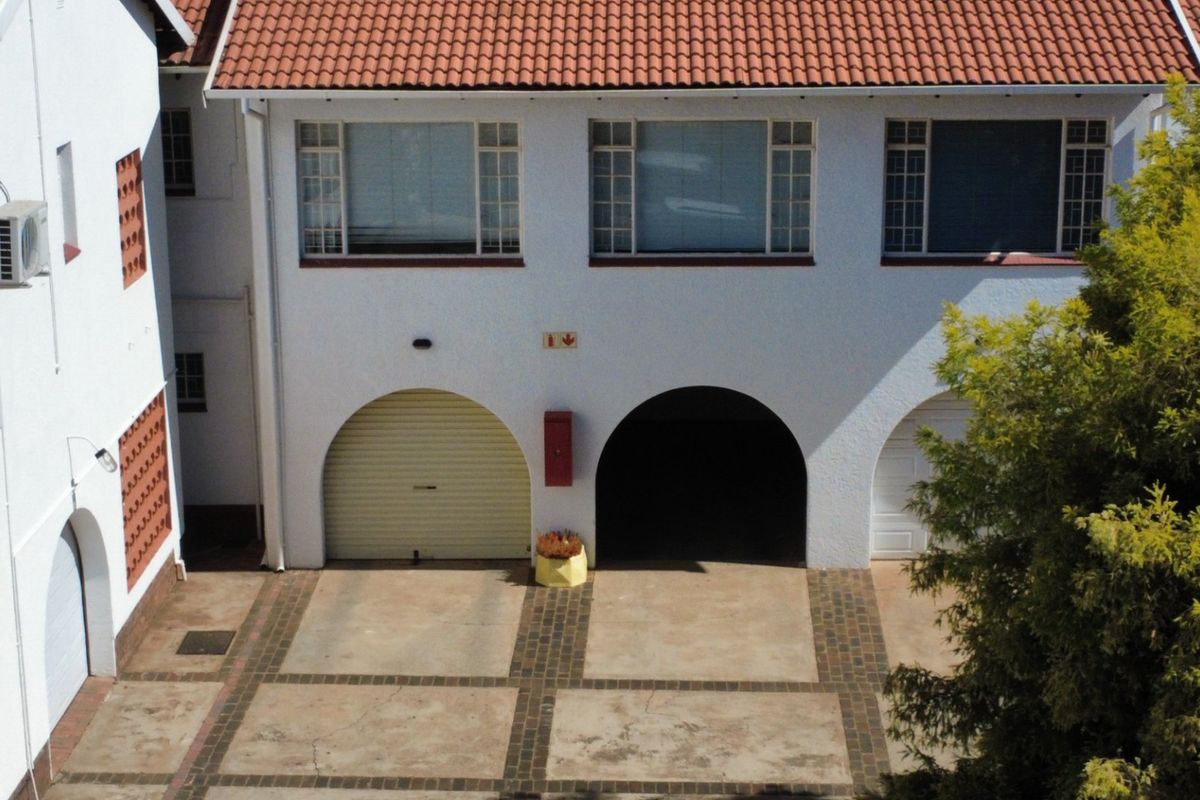 Spacious 3-Bedroom Flat in a Popular Suburb - Photo 2