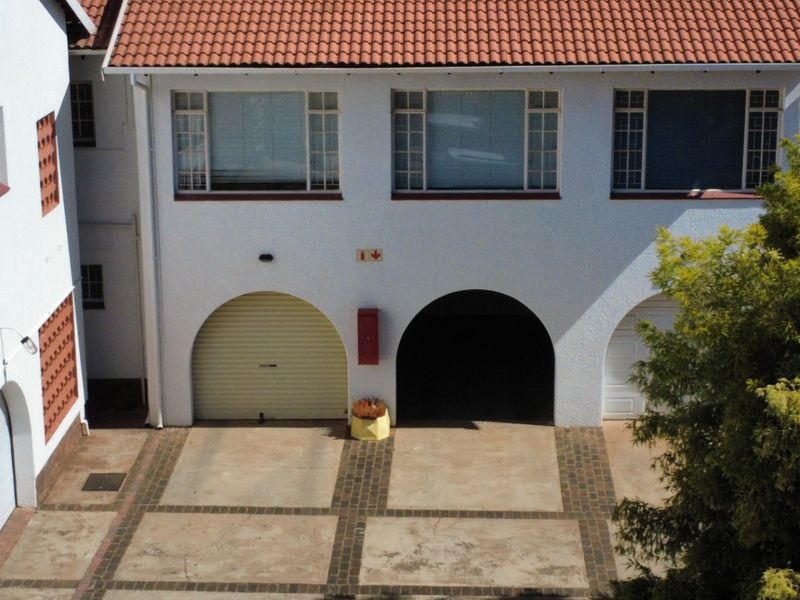 Spacious 3-Bedroom Flat in a Popular Suburb - Photo 2