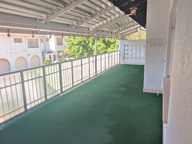 Spacious 3-Bedroom Flat in a Popular Suburb - Photo 9