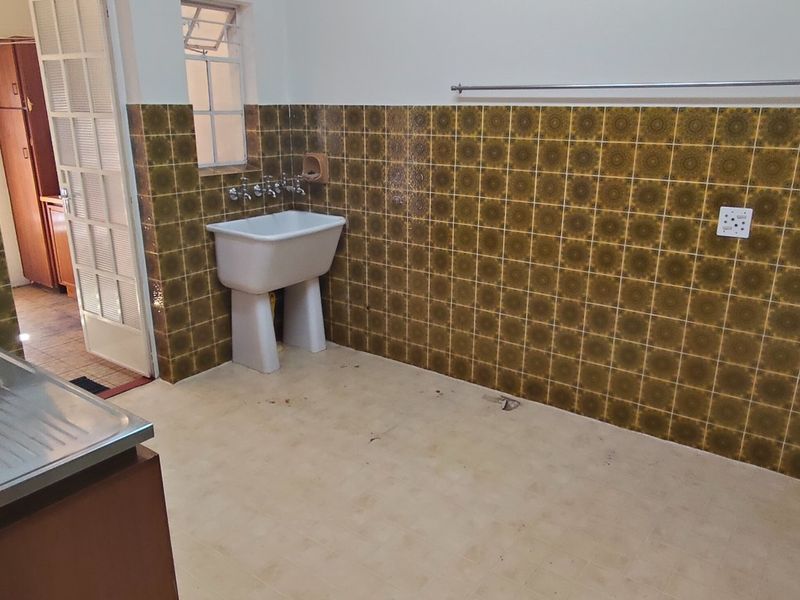 Spacious 3-Bedroom Flat in a Popular Suburb - Photo 8