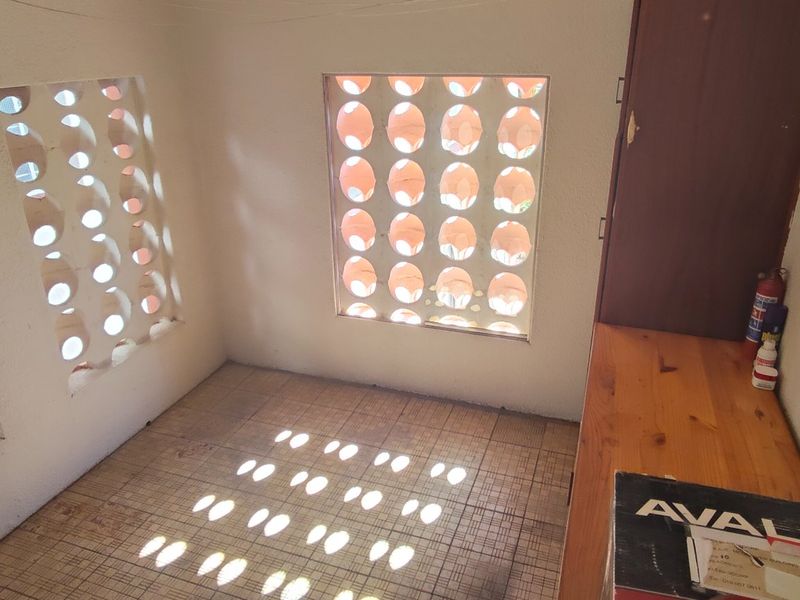 Spacious 3-Bedroom Flat in a Popular Suburb - Photo 7