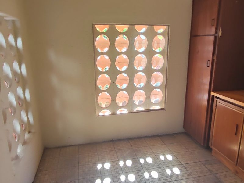 Spacious 3-Bedroom Flat in a Popular Suburb - Photo 6