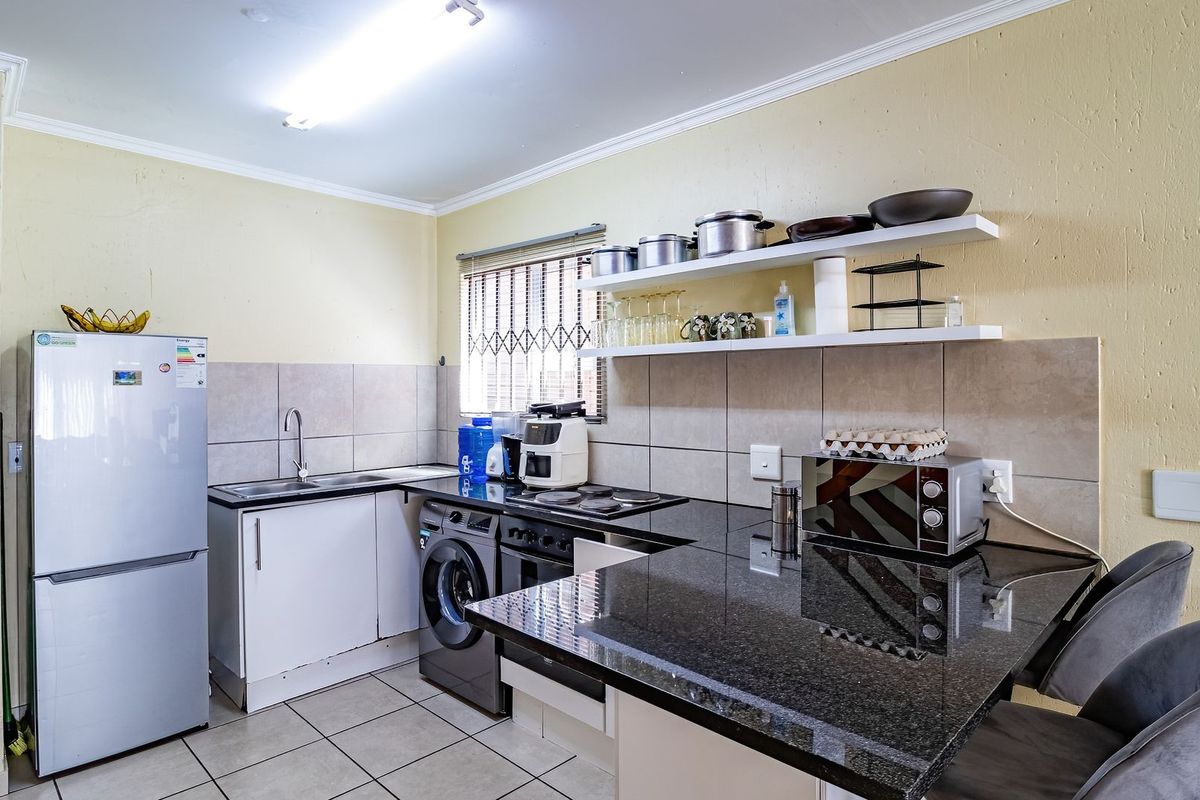 Secure Haven on Lyndhurst Road – Stylish Duplex with Garden - Photo 2