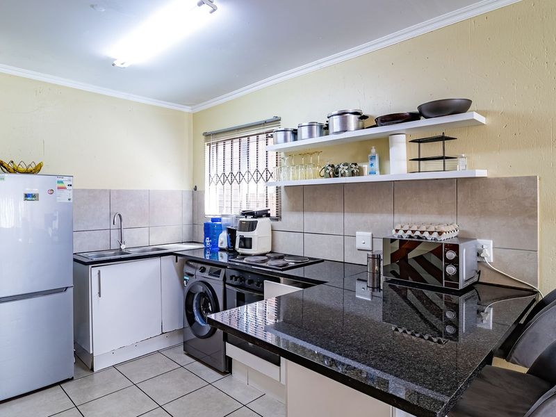 Secure Haven on Lyndhurst Road – Stylish Duplex with Garden - Photo 2