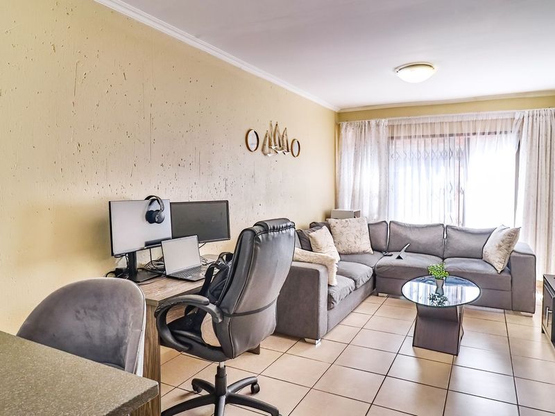 Secure Haven on Lyndhurst Road – Stylish Duplex with Garden - Photo 3