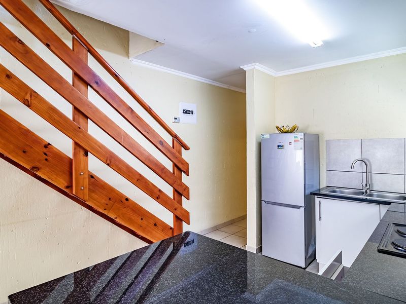 Secure Haven on Lyndhurst Road – Stylish Duplex with Garden - Photo 9