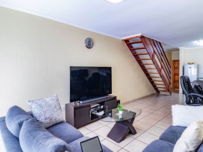 Secure Haven on Lyndhurst Road – Stylish Duplex with Garden - Photo 8