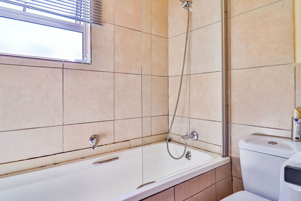 Secure Haven on Lyndhurst Road – Stylish Duplex with Garden - Photo 5
