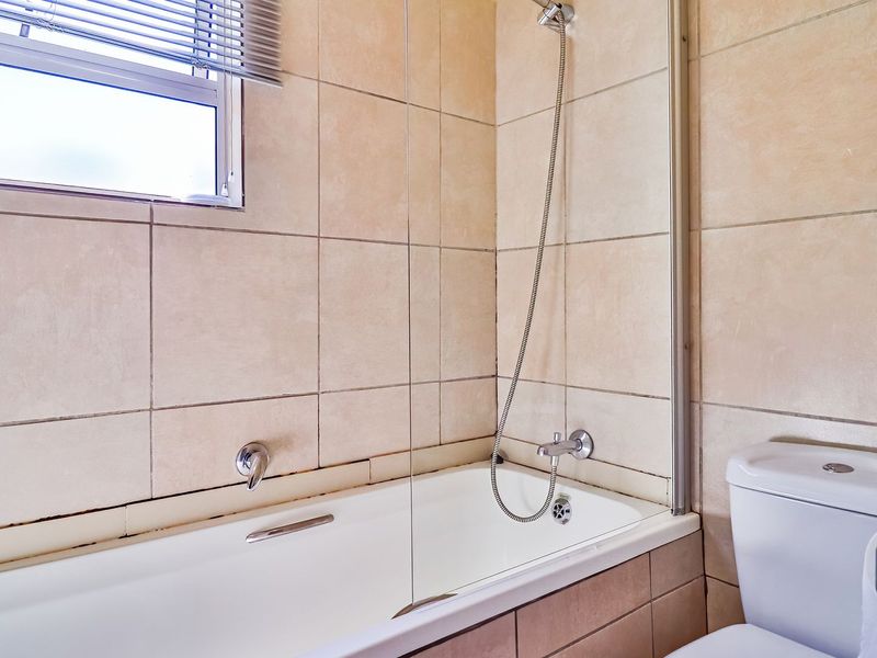 Secure Haven on Lyndhurst Road – Stylish Duplex with Garden - Photo 5