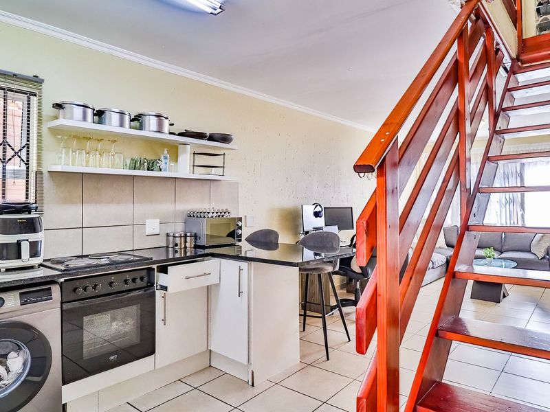 Secure Haven on Lyndhurst Road – Stylish Duplex with Garden - Photo 10