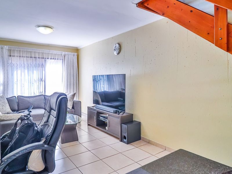 Secure Haven on Lyndhurst Road – Stylish Duplex with Garden - Photo 7