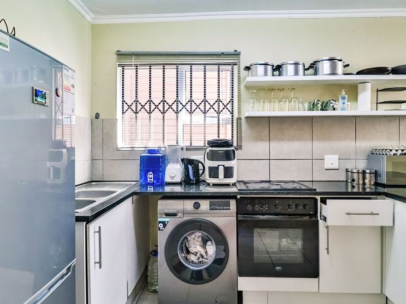 Secure Haven on Lyndhurst Road – Stylish Duplex with Garden - Photo 6