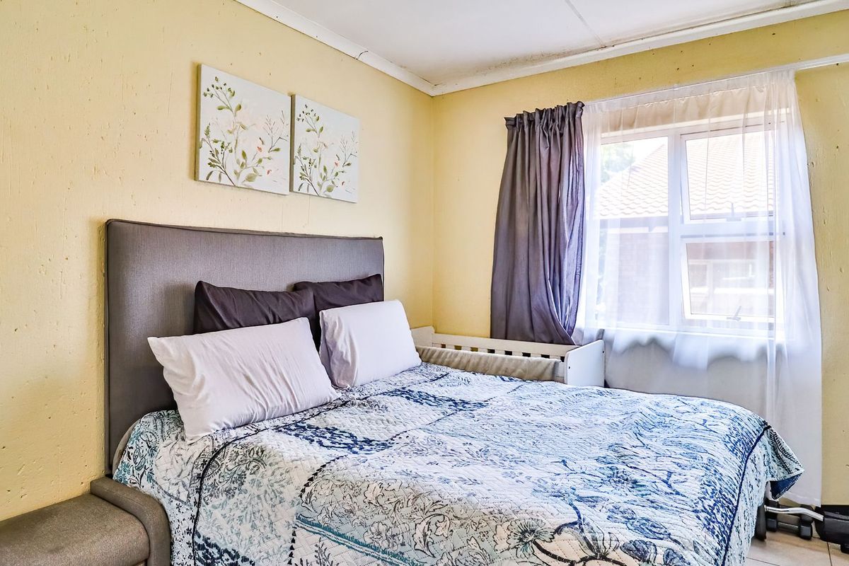 Secure Haven on Lyndhurst Road – Stylish Duplex with Garden - Photo 4