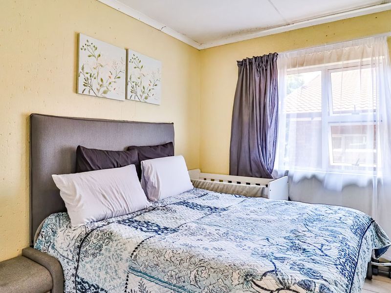 Secure Haven on Lyndhurst Road – Stylish Duplex with Garden - Photo 4