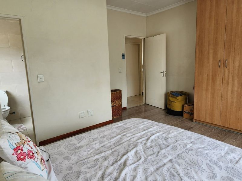 Modern 3-Bedroom Townhouse in a Cozy 4-Unit Complex - Photo 10