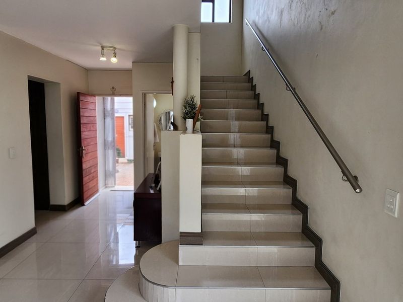 Modern 3-Bedroom Townhouse in a Cozy 4-Unit Complex - Photo 9