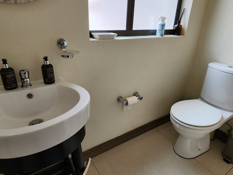 Modern 3-Bedroom Townhouse in a Cozy 4-Unit Complex - Photo 8