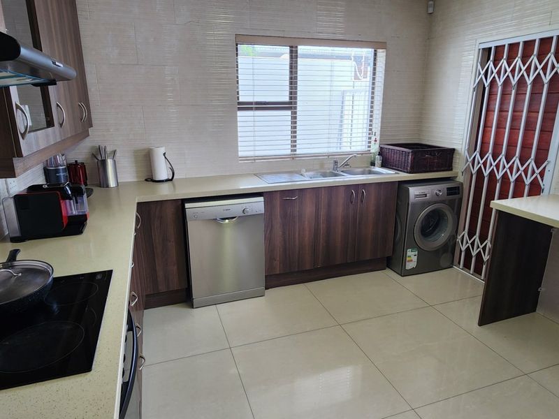 Modern 3-Bedroom Townhouse in a Cozy 4-Unit Complex - Photo 6