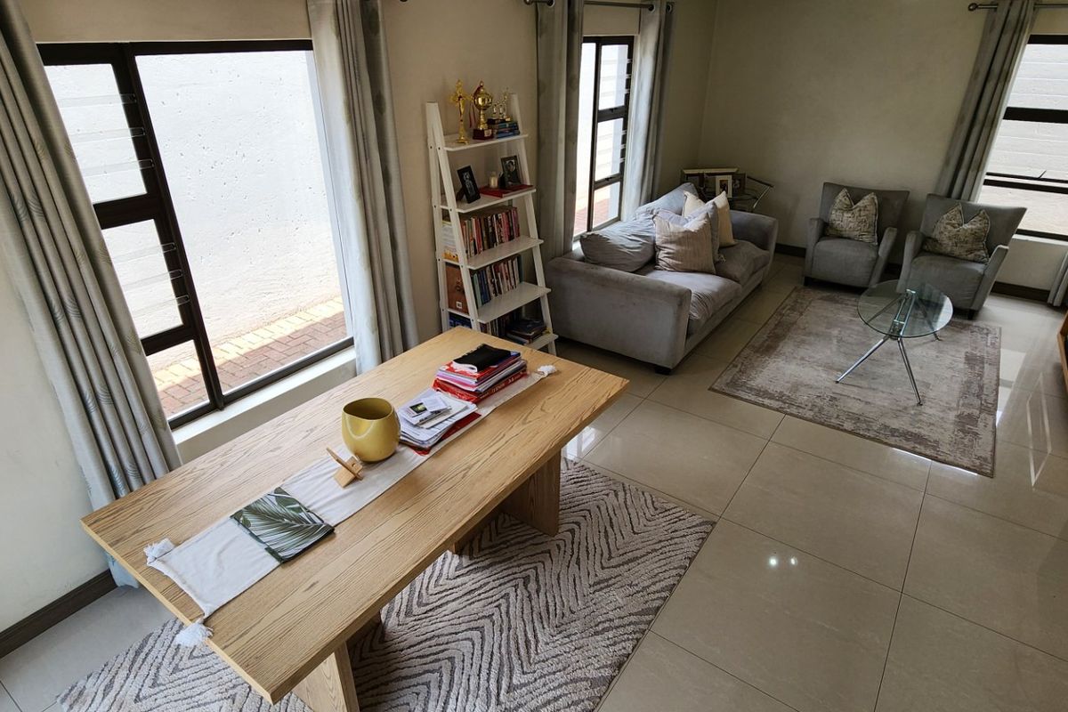 Modern 3-Bedroom Townhouse in a Cozy 4-Unit Complex - Photo 2