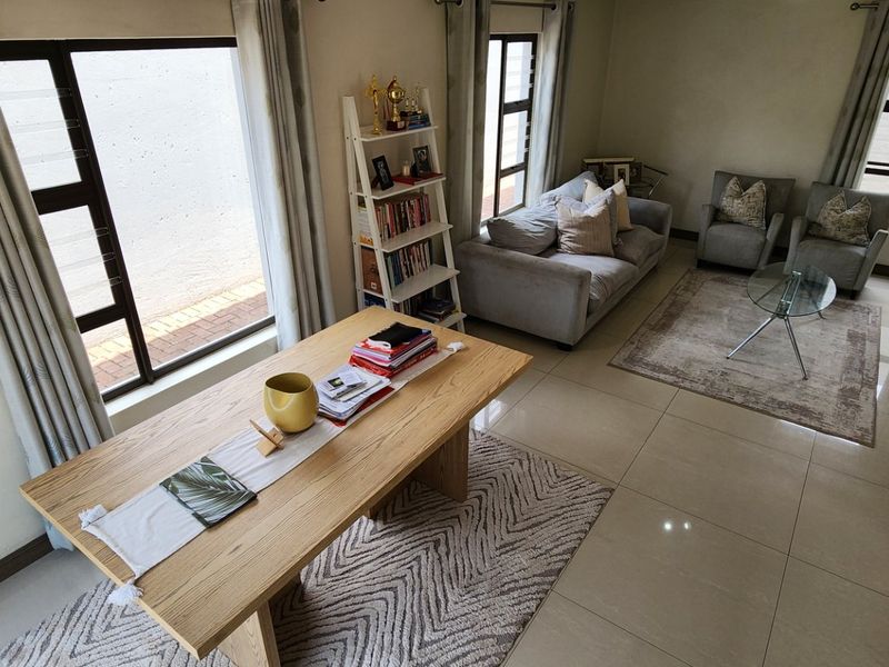 Modern 3-Bedroom Townhouse in a Cozy 4-Unit Complex - Photo 2