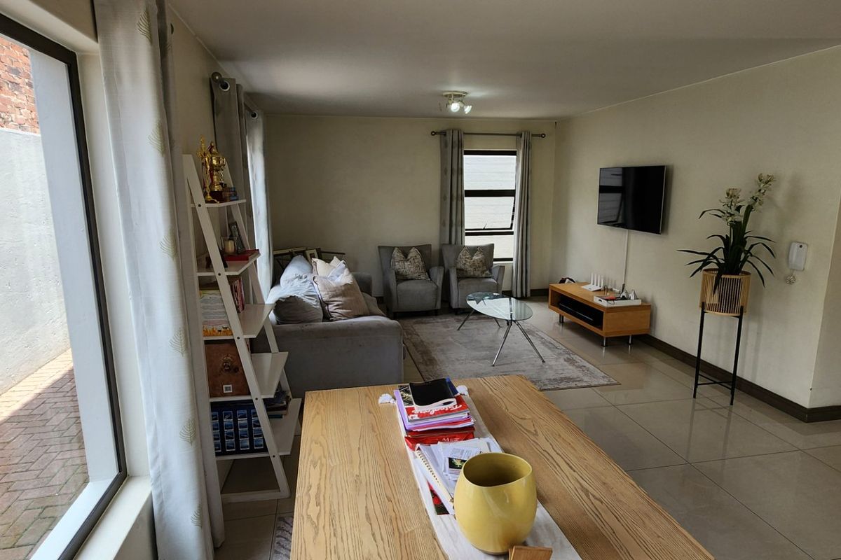 Modern 3-Bedroom Townhouse in a Cozy 4-Unit Complex - Photo 4