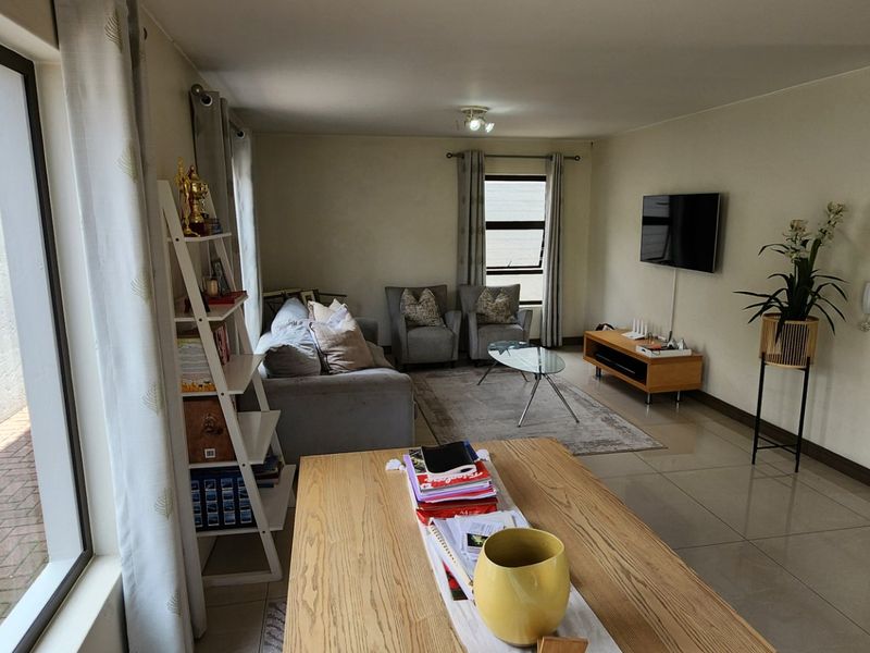 Modern 3-Bedroom Townhouse in a Cozy 4-Unit Complex - Photo 4