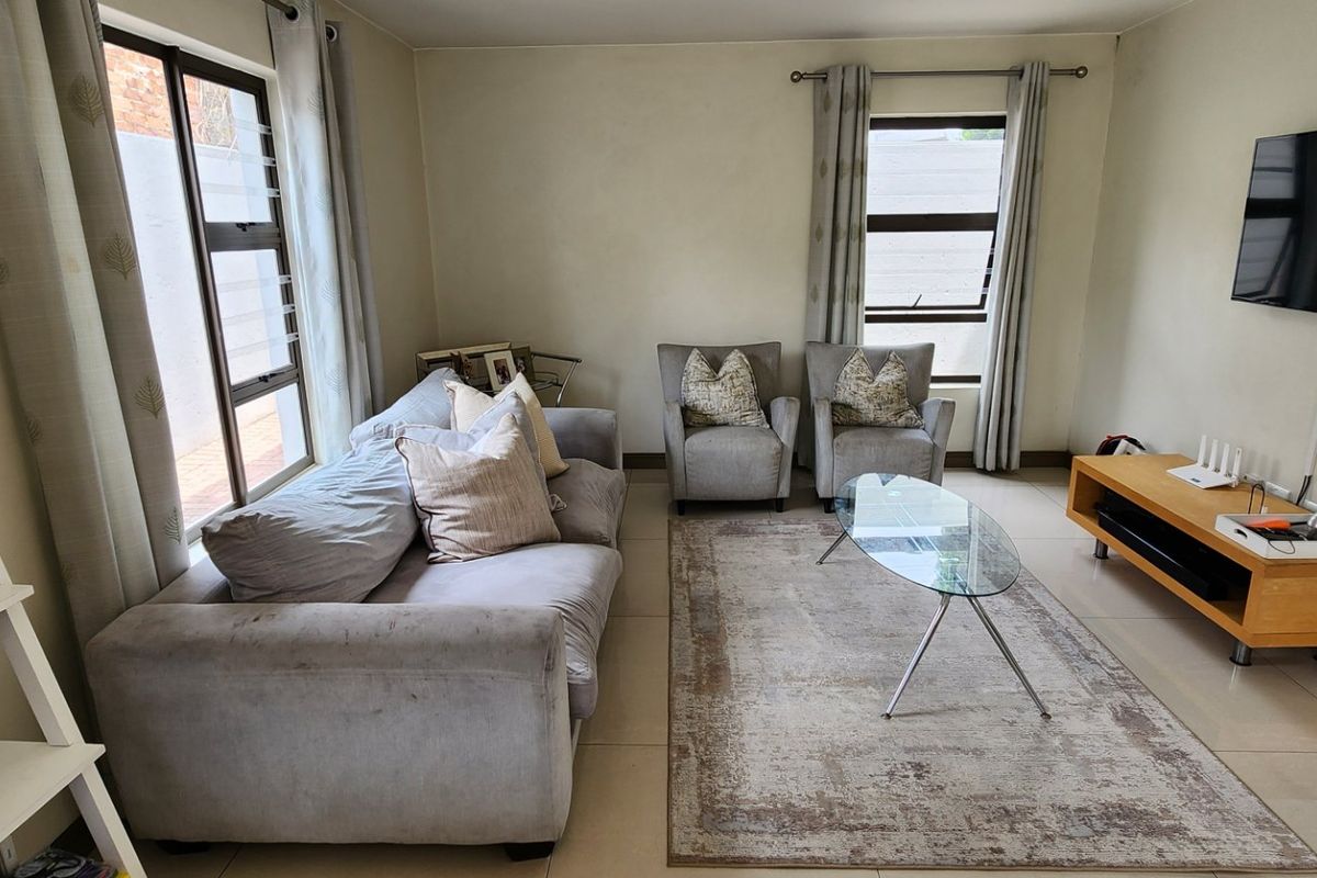 Modern 3-Bedroom Townhouse in a Cozy 4-Unit Complex - Photo 5