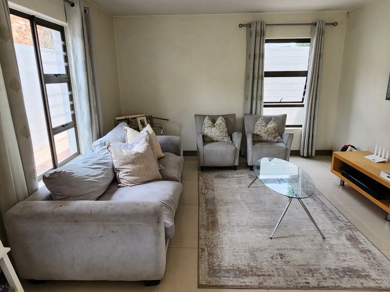 Modern 3-Bedroom Townhouse in a Cozy 4-Unit Complex - Photo 5