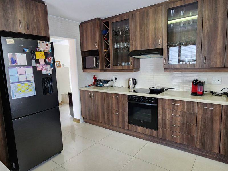 Modern 3-Bedroom Townhouse in a Cozy 4-Unit Complex - Photo 7