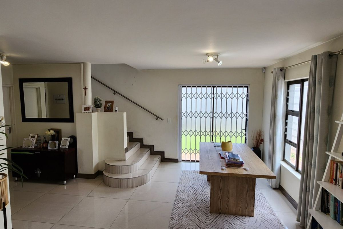 Modern 3-Bedroom Townhouse in a Cozy 4-Unit Complex - Photo 3