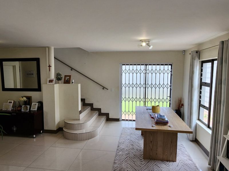 Modern 3-Bedroom Townhouse in a Cozy 4-Unit Complex - Photo 3