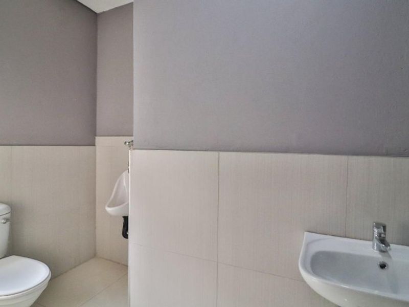 A modern Warehouse to rent in Cosmo Business Park, Roodepoort Central  - Photo 10