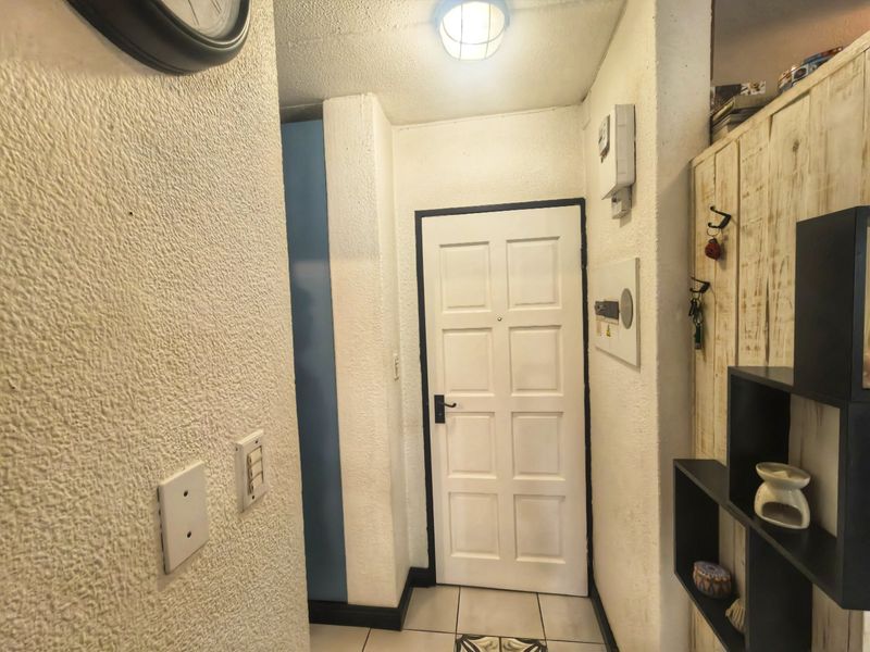 Move-in Ready Ground Floor Apartment with Private Garden – Lakefield. - Photo 5