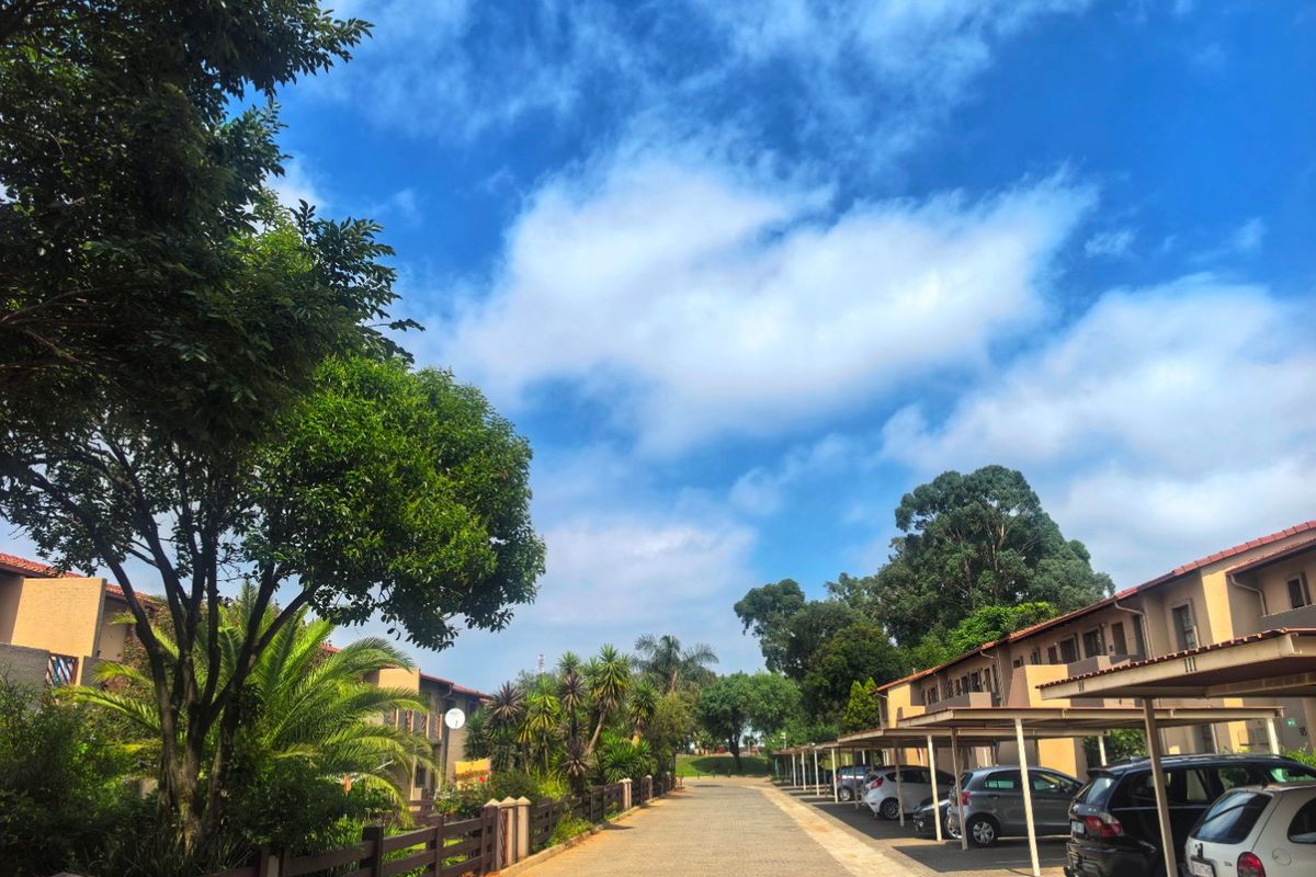 Move-in Ready Ground Floor Apartment with Private Garden – Lakefield. - Photo 2