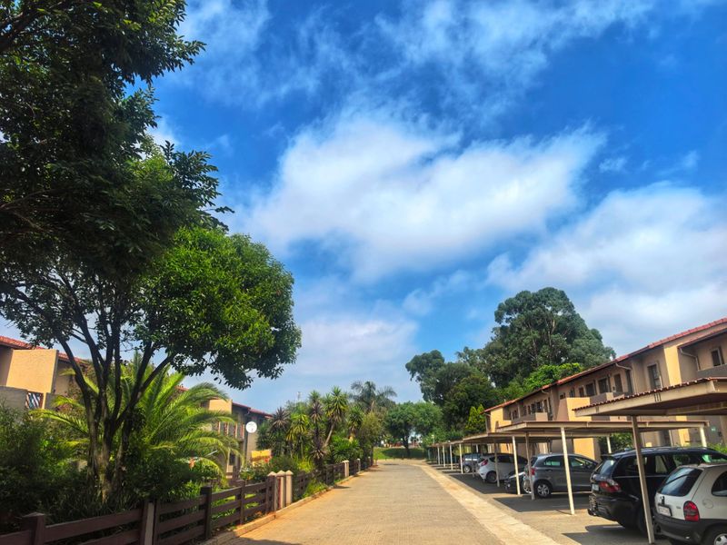 Move-in Ready Ground Floor Apartment with Private Garden – Lakefield. - Photo 2