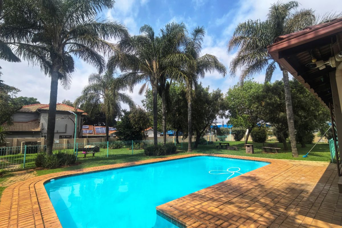 Move-in Ready Ground Floor Apartment with Private Garden – Lakefield. - Photo 3