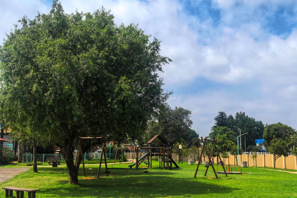 Move-in Ready Ground Floor Apartment with Private Garden – Lakefield. - Photo 4