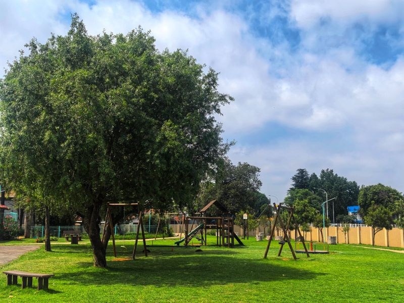 Move-in Ready Ground Floor Apartment with Private Garden – Lakefield. - Photo 4