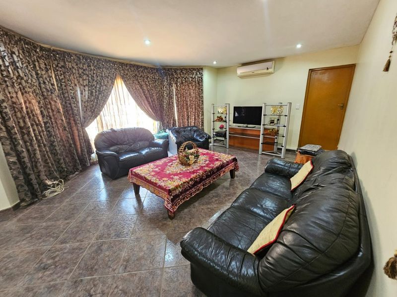 A Lovely and Spacious 4 bedroom 3 bathroom freestanding house for rent in Raslouw - Photo 7