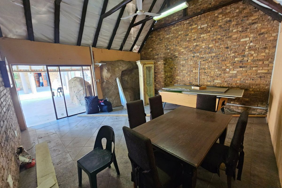 A Lovely and Spacious 4 bedroom 3 bathroom freestanding house for rent in Raslouw - Photo 3
