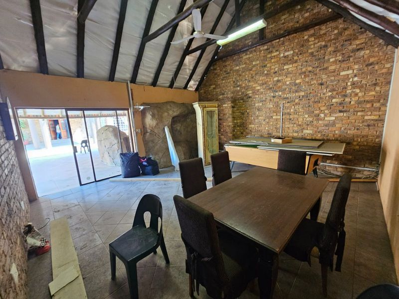 A Lovely and Spacious 4 bedroom 3 bathroom freestanding house for rent in Raslouw - Photo 3
