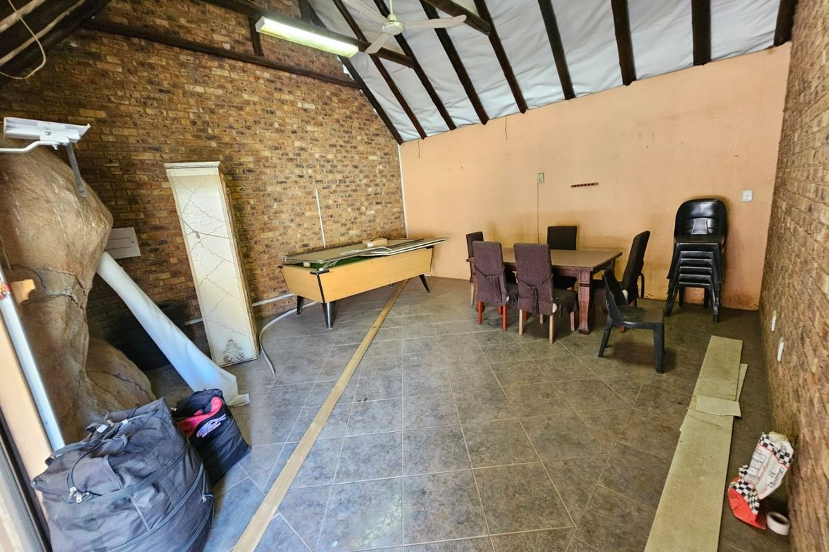 A Lovely and Spacious 4 bedroom 3 bathroom freestanding house for rent in Raslouw - Photo 4