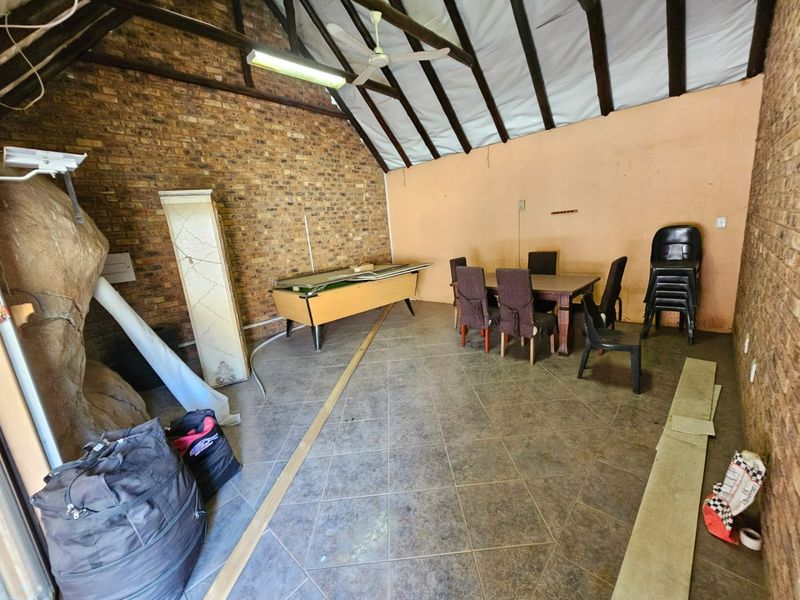 A Lovely and Spacious 4 bedroom 3 bathroom freestanding house for rent in Raslouw - Photo 4