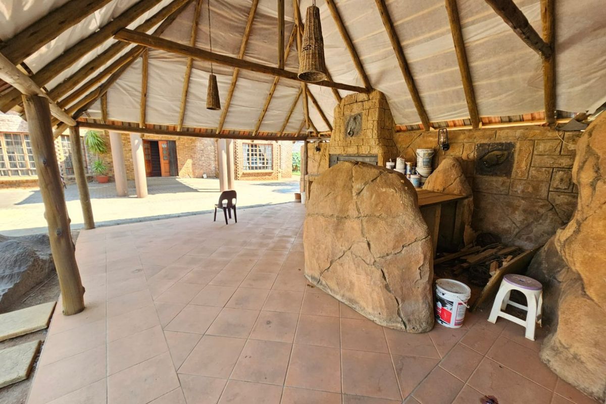 A Lovely and Spacious 4 bedroom 3 bathroom freestanding house for rent in Raslouw - Photo 5