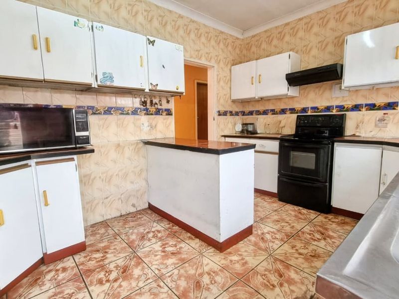 Charming 3 Bedroom Home in Steelpark, Vereeniging - A Canvas Waiting for Your Masterpiece! - Photo 2