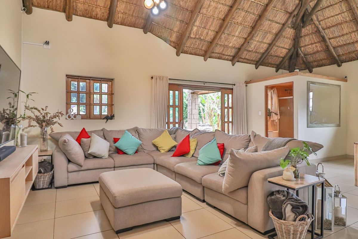 Elegant Family Living with Solar Power & Space to Spare. - Photo 4