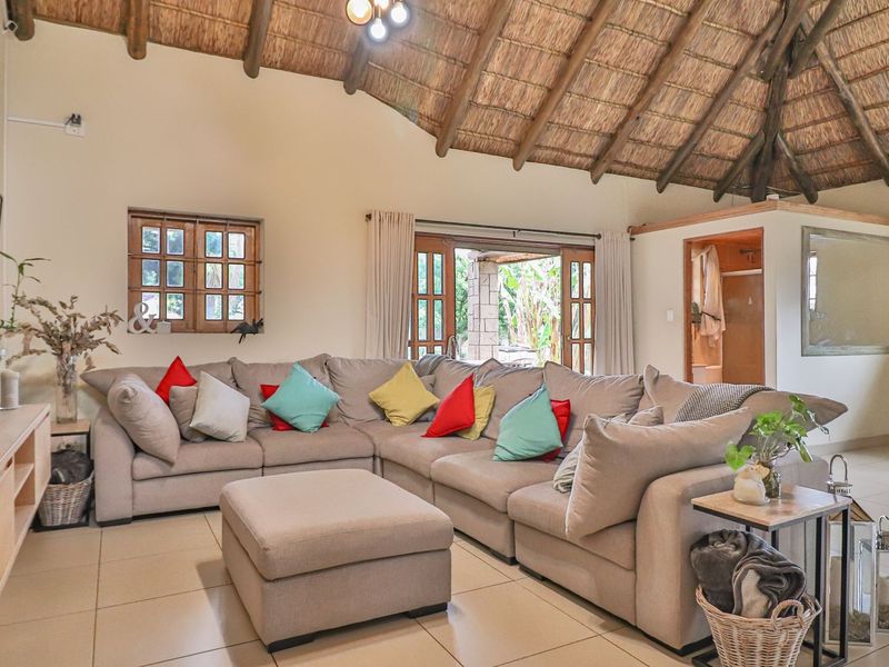 Elegant Family Living with Solar Power & Space to Spare. - Photo 4