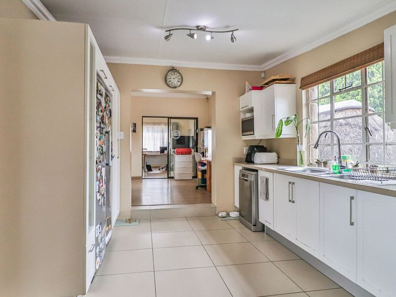 Elegant Family Living with Solar Power & Space to Spare. - Photo 9