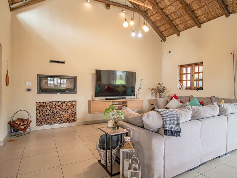 Elegant Family Living with Solar Power & Space to Spare. - Photo 6