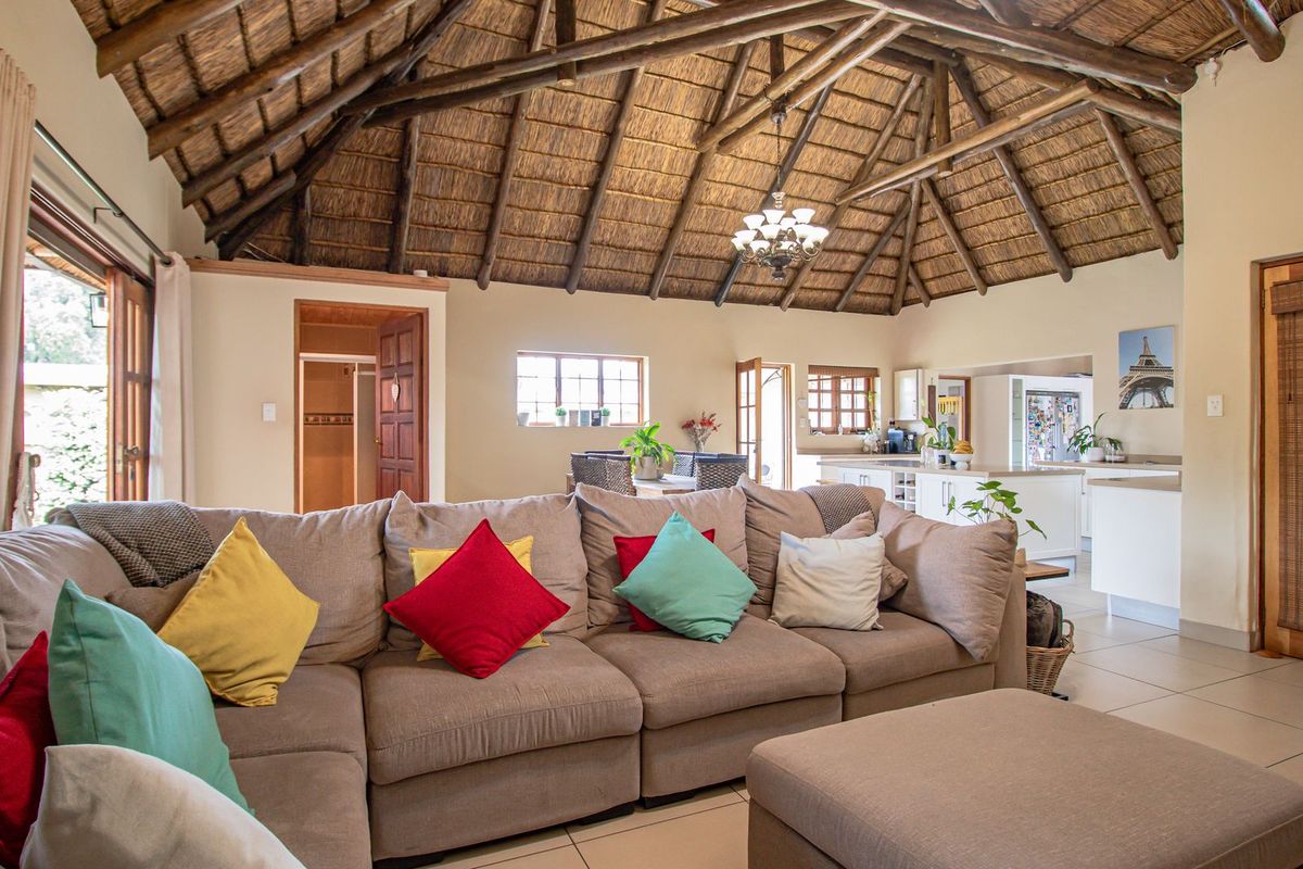 Elegant Family Living with Solar Power & Space to Spare. - Photo 3